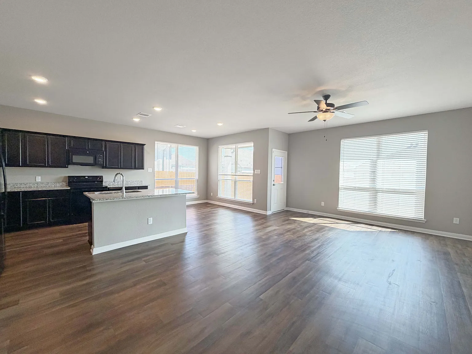 4 bed, 2.0 bath, 1662 sqft, $1,950 — Photo 2