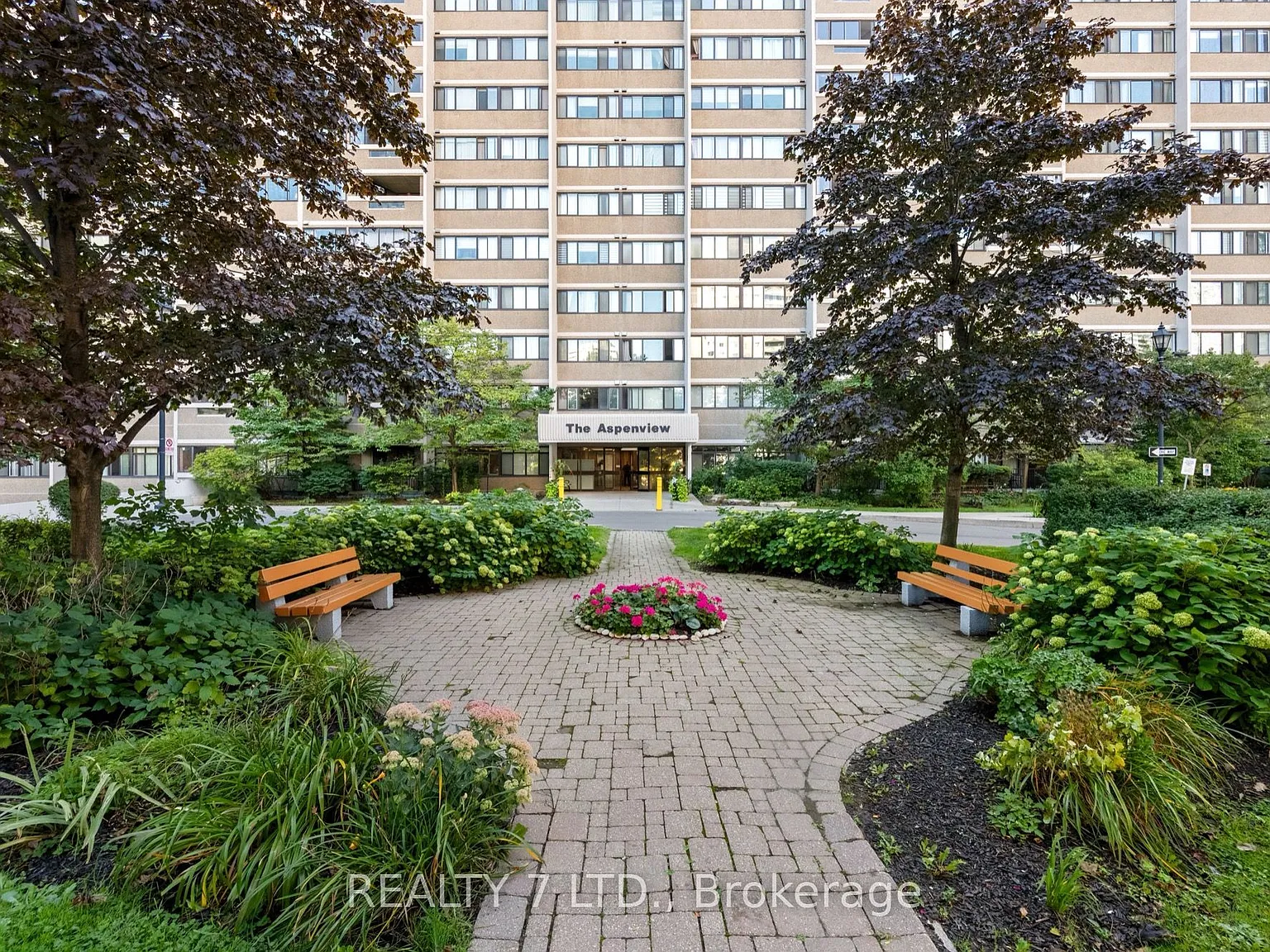 50 Elm Dr E — Photo 2
