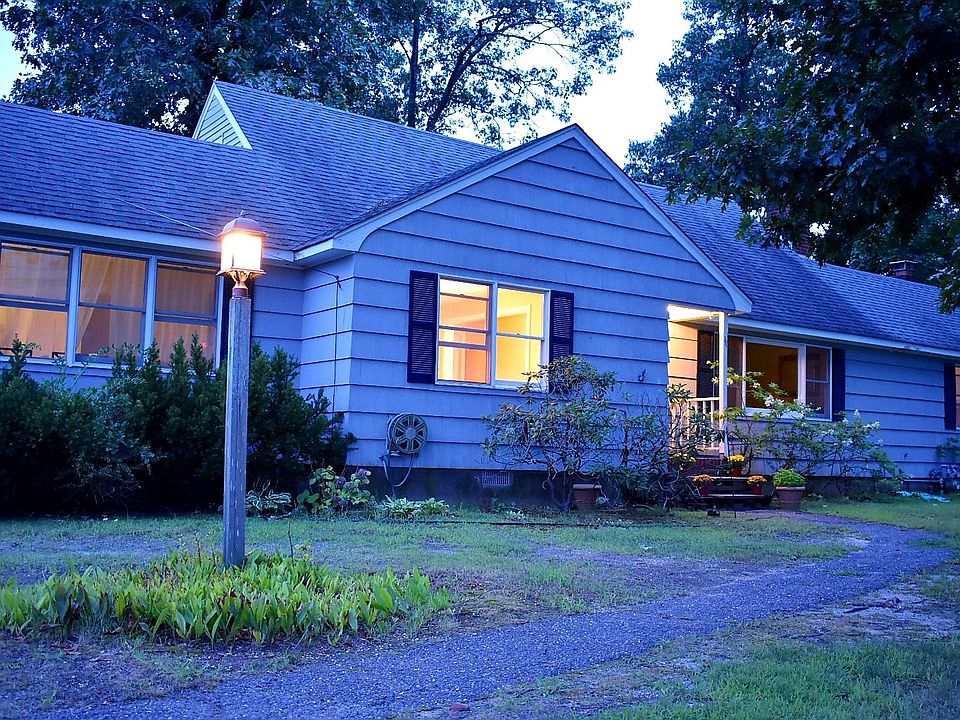 1st image of 111 Connetquot Dr