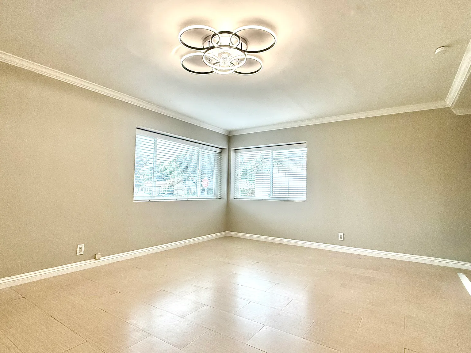 215 S. Meridith Ave — Photo 2