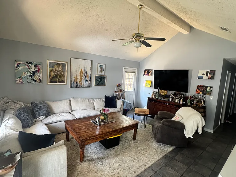 122 Creekwood Dr — Photo 3