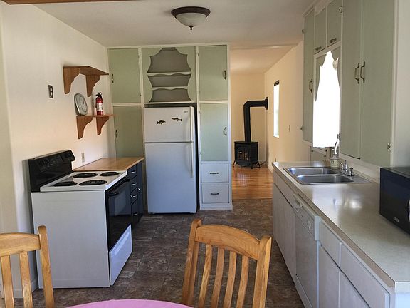 Quaint cottage style kitchen/dining room