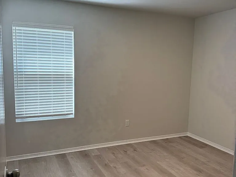 1512 Meadows Dr — Photo 8