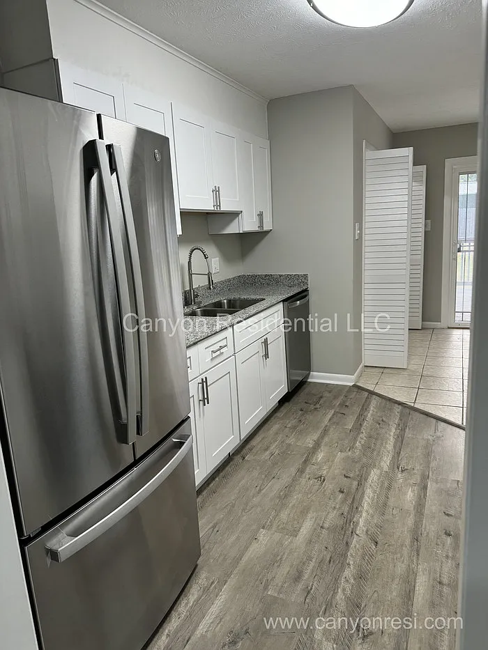 3 bed, 2.0 bath, 2040 sqft, $1,960 — Photo 3