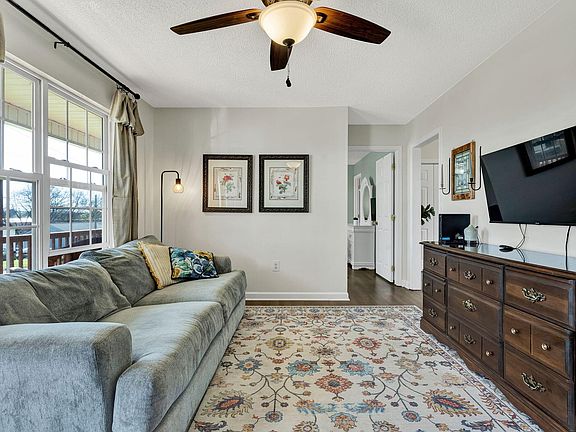 5th image of 410 W College St