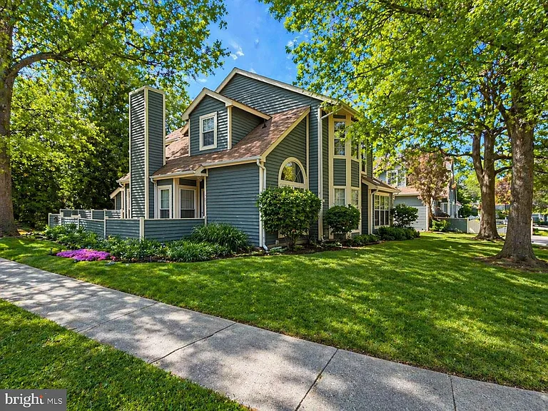 982 Yachtsman Way — Photo 3