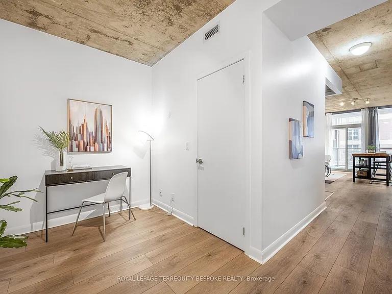 478 King St W #202 — Photo 4