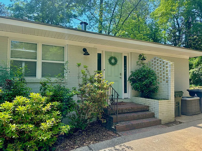 560 Sherwood Dr — Photo 1