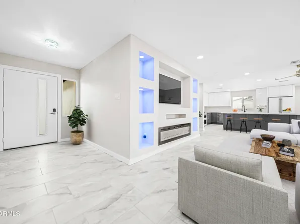 8202 E WHITTON Avenue, Scottsdale, AZ 85251