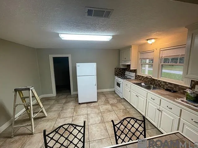 3 bed, 1640 sqft, $1,200 — Photo 2