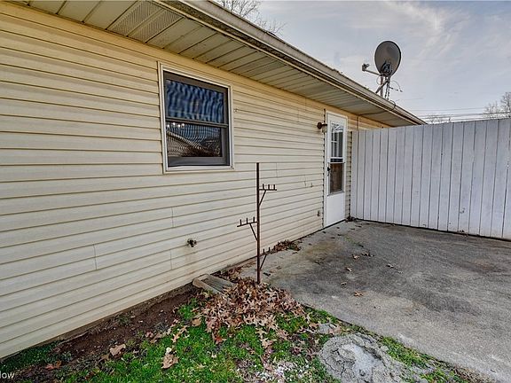 2nd image of 846 Lincoln Dr NE