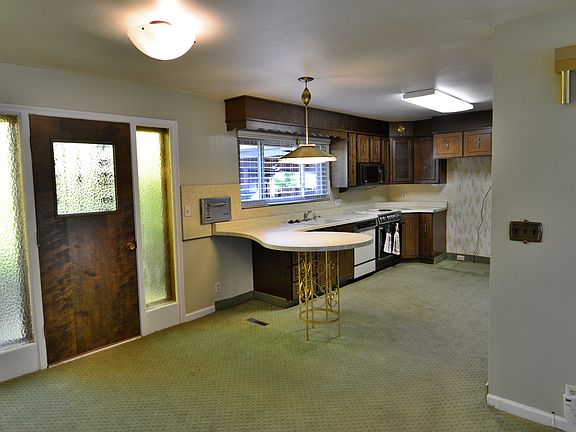 Dining rm & kitchen