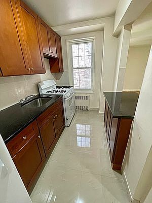 1st image of 140-18 Burden Cres #405
