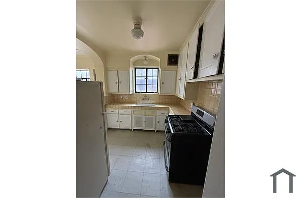 Building Photo - 2943 Leslie St #UPPER