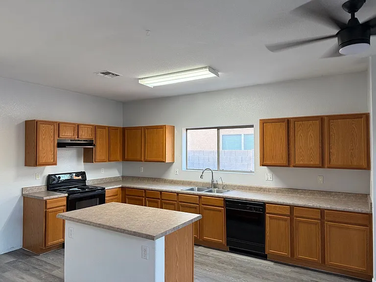 33190 N Cherry Creek Rd — Photo 2