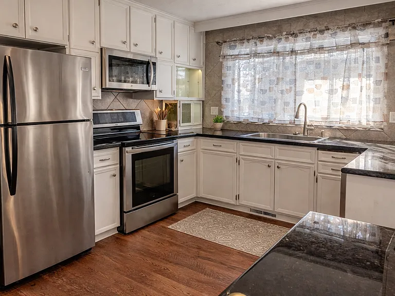 2148 Queens Dr — Photo 2