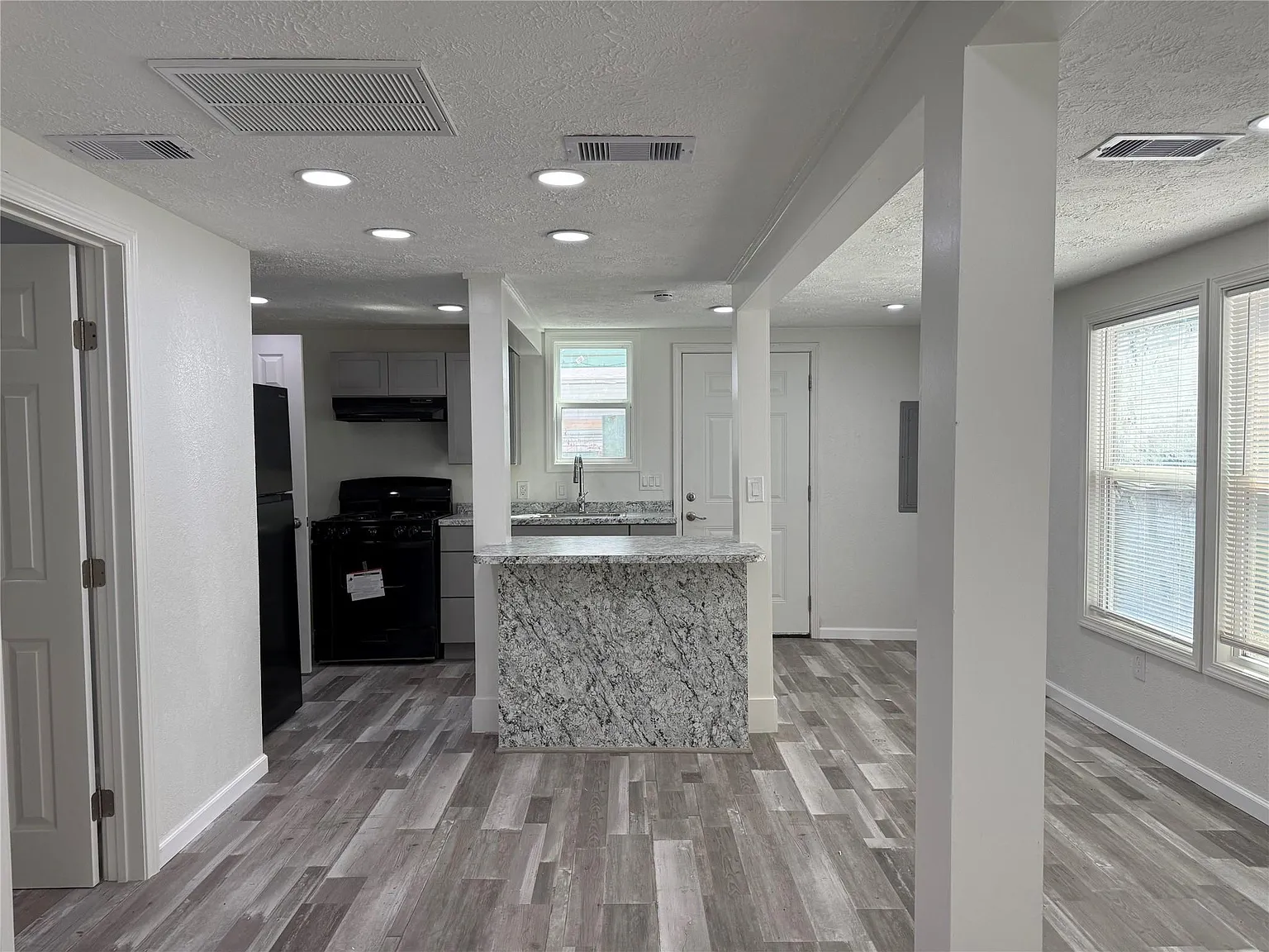 2 bed, 1.5 bath, 936 sqft, $1,700 — Photo 3