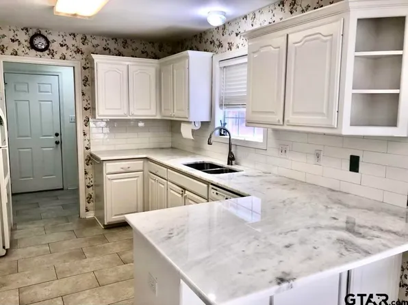 5804 Hollybrook Dr, Tyler, TX 75703