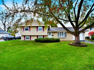 16 Northcrest Rd, Lake Zurich, IL 60047