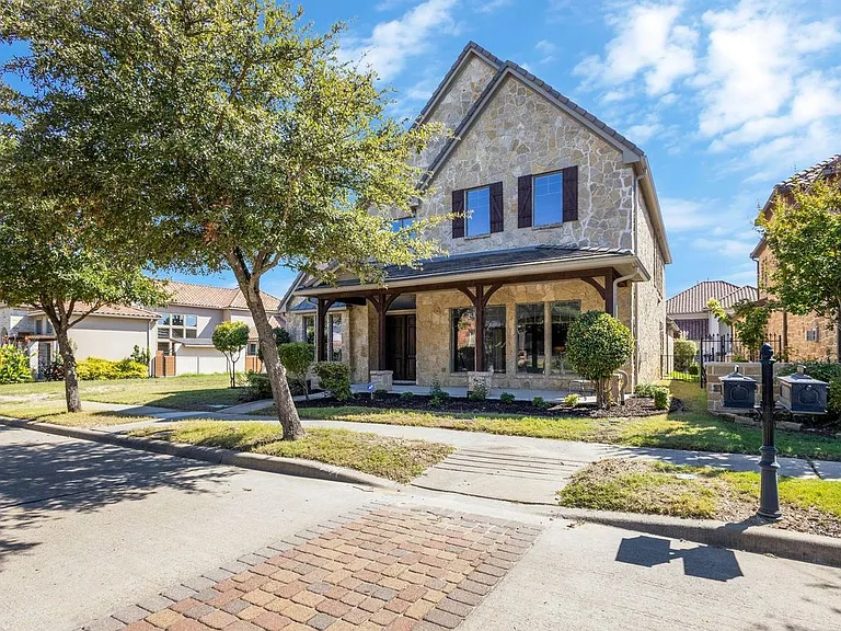 7905 Kickapoo Dr — Photo 2