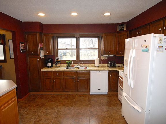 3rd image of 1305 Chestnut Ave W