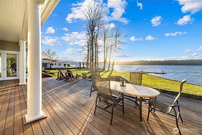 3rd image of 649 E Lake Sammamish Parkway SE