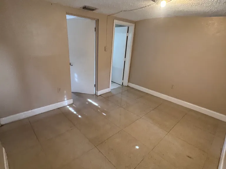 1510 Avenue H — Photo 12