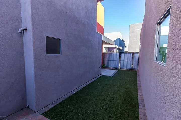 933 E Park Modern Dr — Photo 9