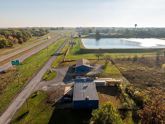5th image of 700 W 40th Hwy