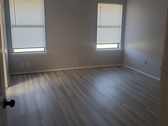 3rd image of 1005 Packard Dr