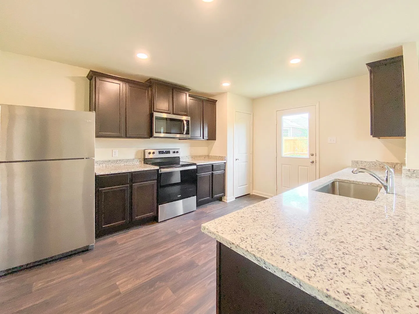 Gorgeous 3 bedroom | 2.5 bath home in great location! Minutes to Randolph AFB and Ft Sam/BAMC — Photo 4