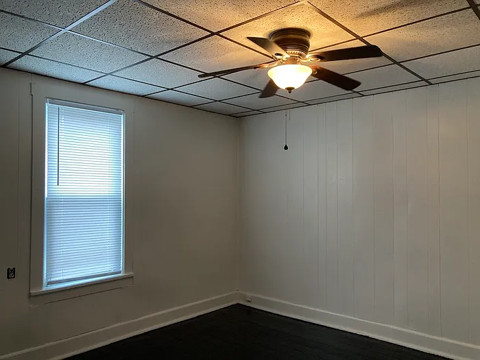 3 bed, 1.0 bath, 875 sqft, $900 — Photo 2
