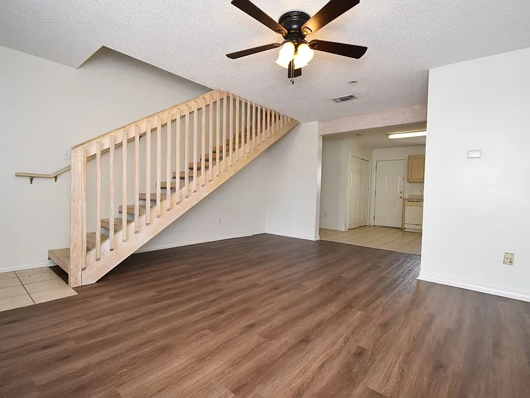 207 N Homer St — Photo 2