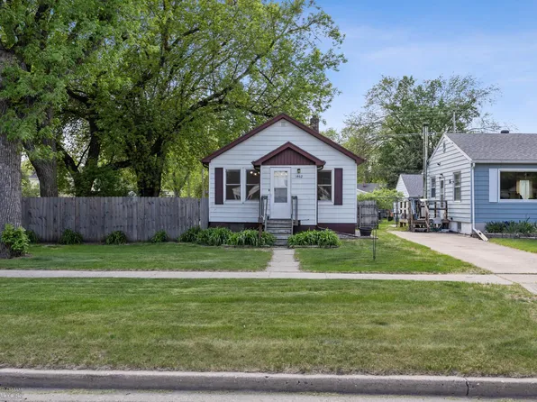 1402 11th St N, Fargo, ND 58102
