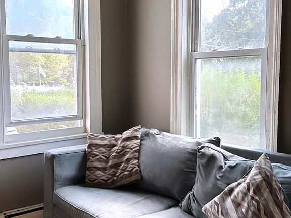 Living room - photo 2 - curtains pulled with tons of natural light pouring into room