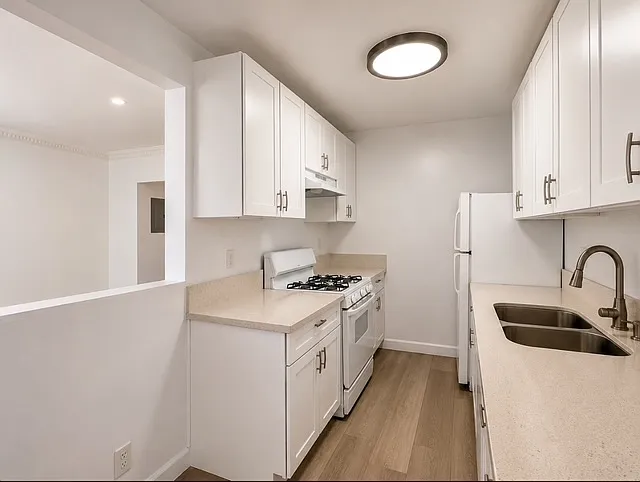 1841 Winona Blvd #1 — Photo 10