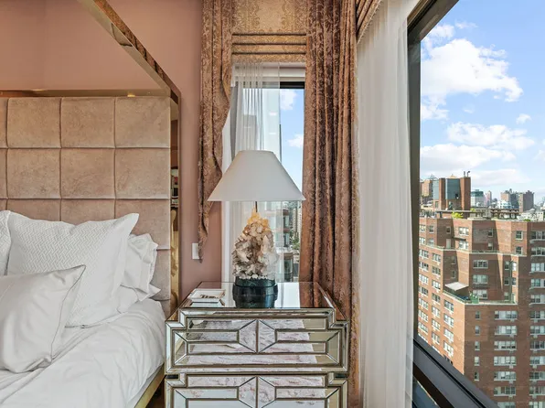 200 East 21st Street image 10 of 21