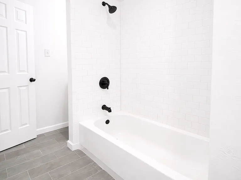 Full Bathroom with Shower/Tub Combo