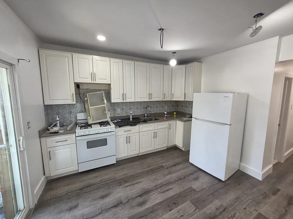 28 E 47th St #3E