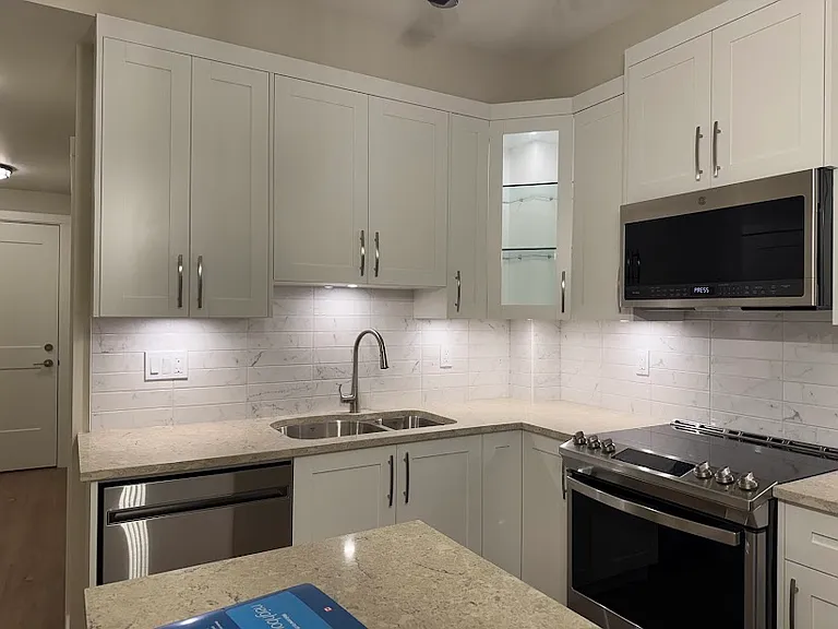208b St — Photo 15