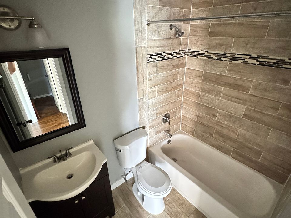 2nd image of 32 Old Foxon Rd #34