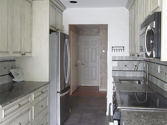 3rd image of 207 Coachlight Sq