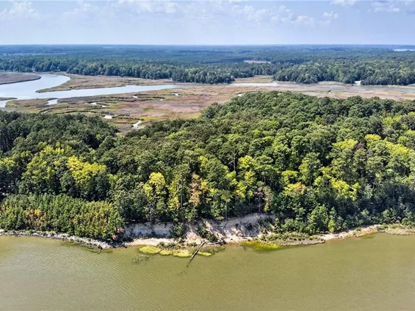 270 Lawnes Neck Dr, Smithfield, VA 23430