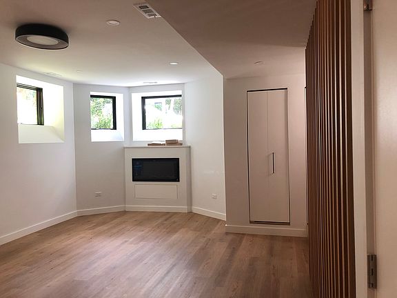 Living Room / Fireplace