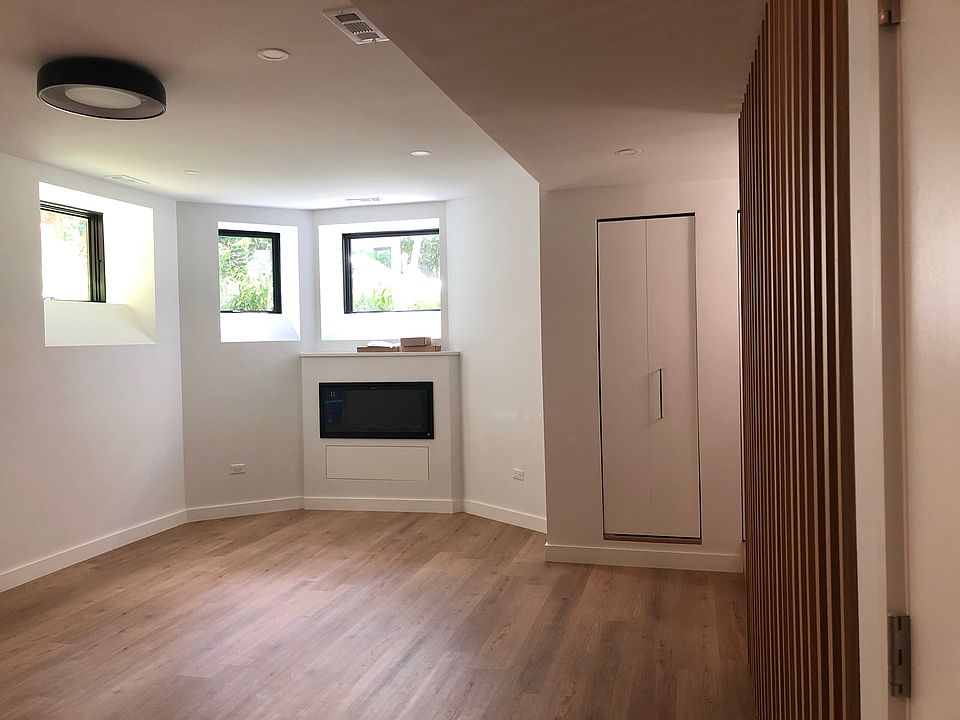 Living Room / Fireplace