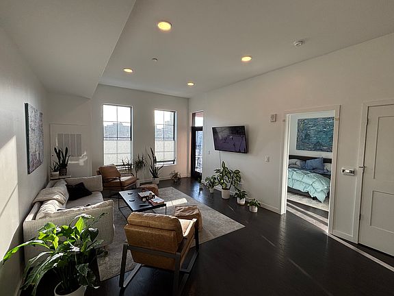 4th image of 2635 Penn Ave #404
