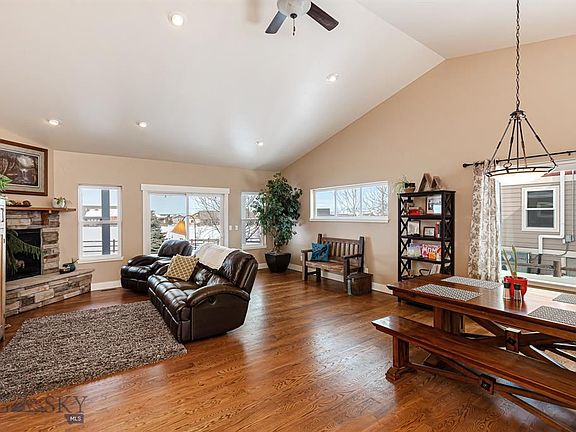 4th image of 327 Parklands Trl
