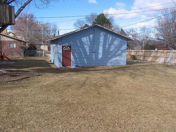 Outbuilding space - great for office, workshop or studio.