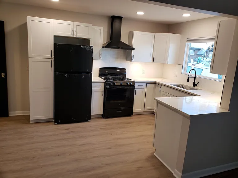 10715 Clarkson Ct — Photo 3
