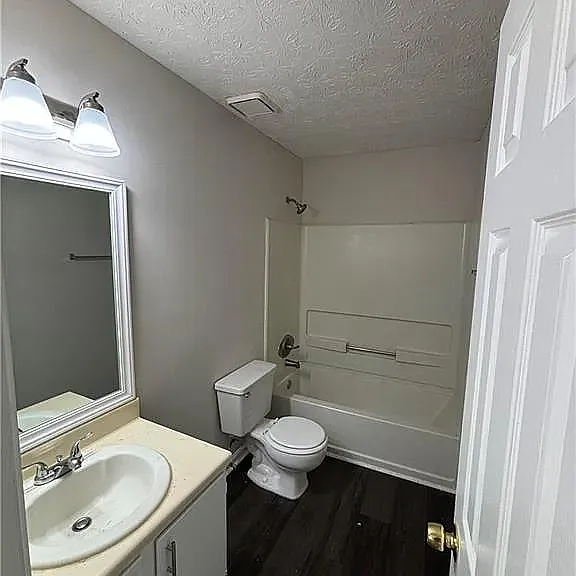 426 Bainbridge Dr — Photo 2
